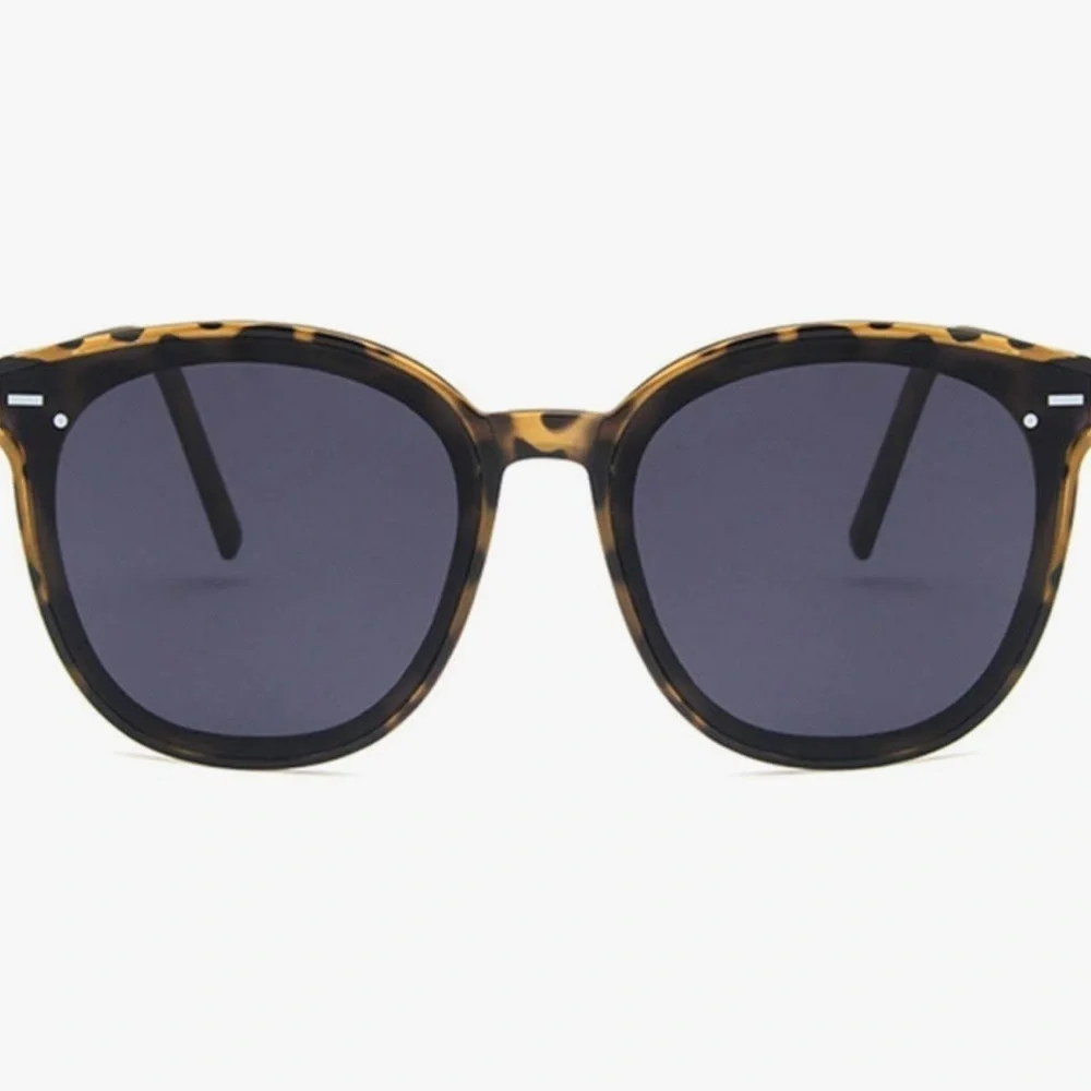 Victoria Leland Designs Stylish Tortoise Shell Sunglasses